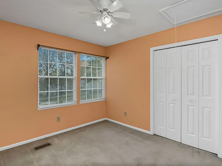 100 Woodspur Rd — Photo 32