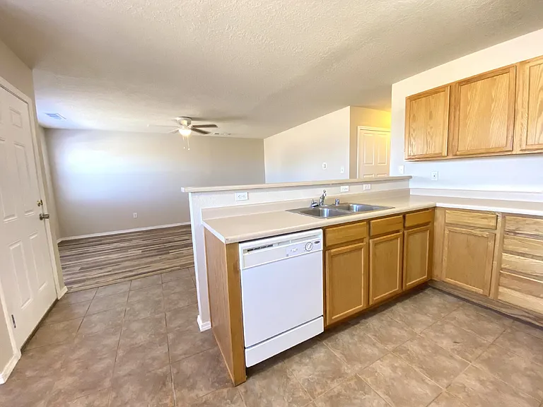 2 bed, 1.0 bath, 900 sqft, $1,195 — Photo 7