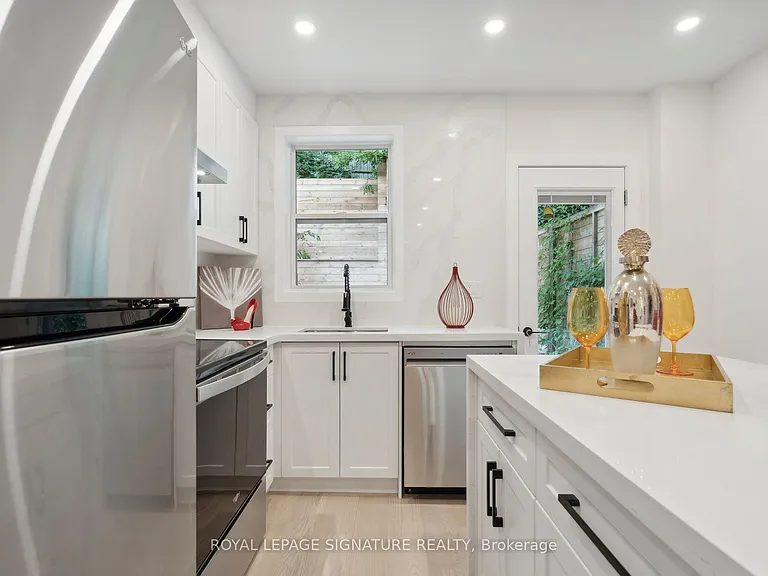 36 Tennis Cres #UPPER — Photo 3