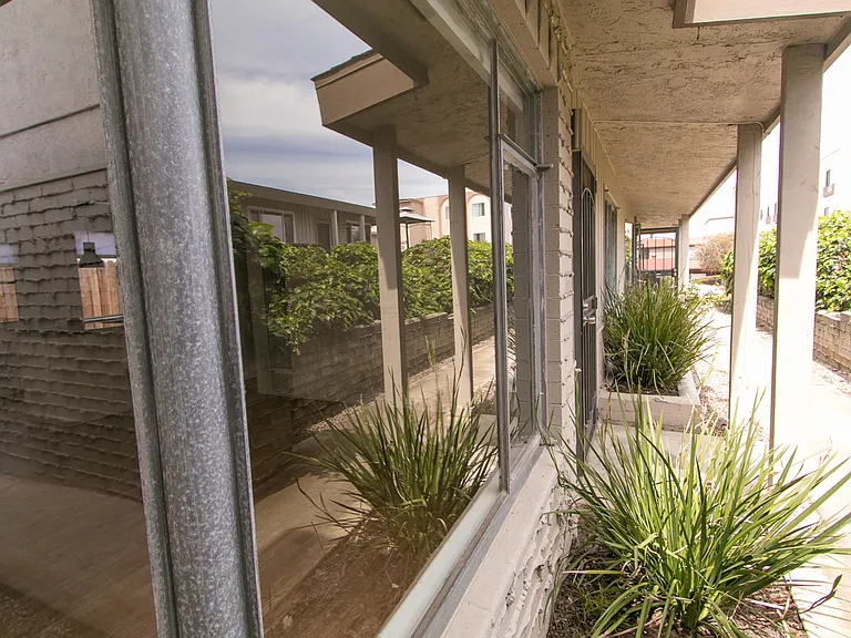 Charming 1br/1ba with Mid Century Touches in Ocean Beach/Point Loma — Photo 18