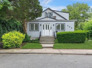 395 Serena Rd, Hewlett, NY 11557