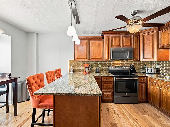 5th image of 33 Wildwood Dr