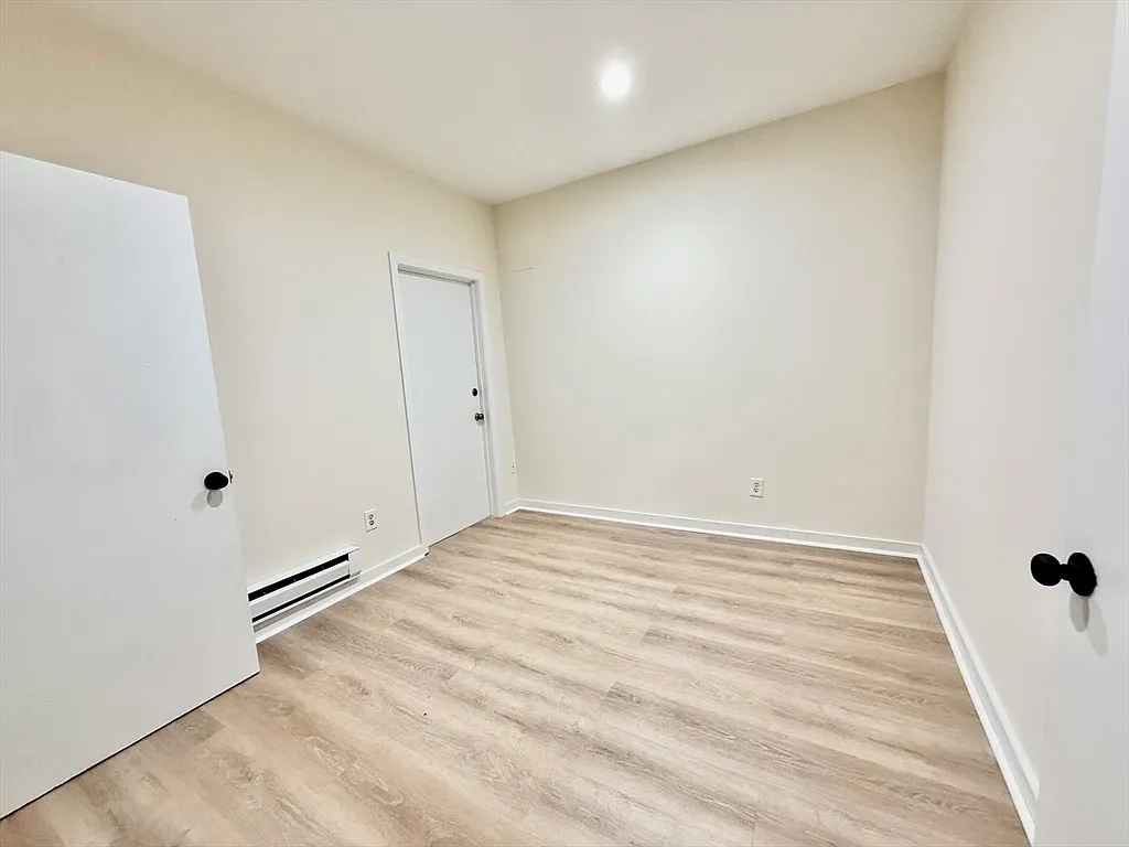 3 bed, 1.0 bath, 850 sqft, $5,299 — Photo 4