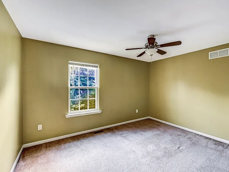 115 Daffodil Dr — Photo 32