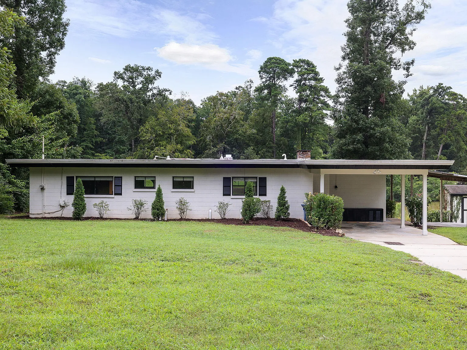 3 bed, 1.0 bath, 1465 sqft, $2,395 — Photo 2