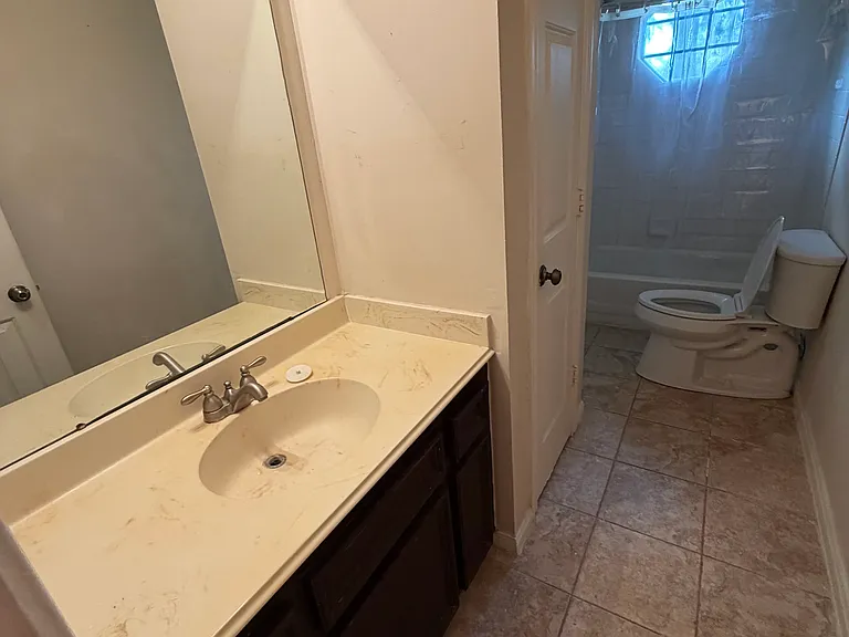 Full Size Bathroom