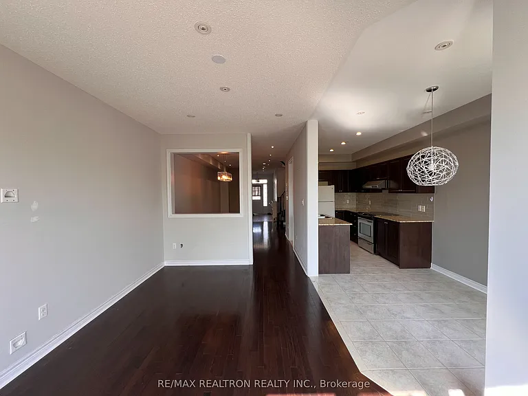 31 Napanee St — Photo 3