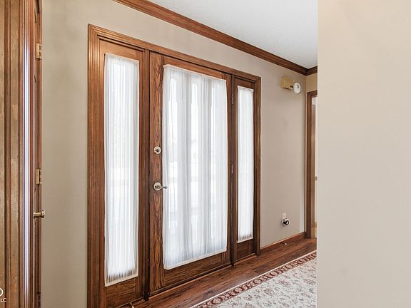 5th image of 4843 Essex Ct