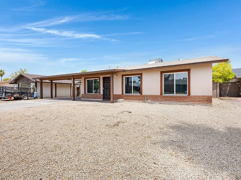 2056 W Des Moines Cir — Photo 9