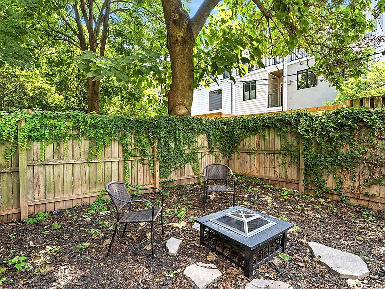 208 W Wildey St — Photo 34