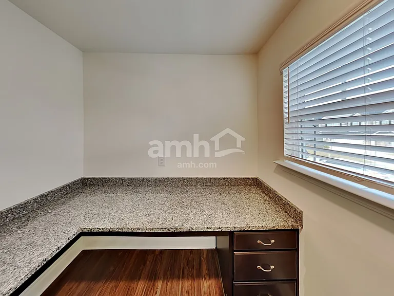 317 Bourne St — Photo 12
