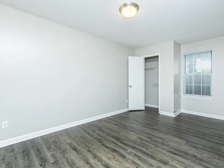Cross Creek Apartments — Photo 32