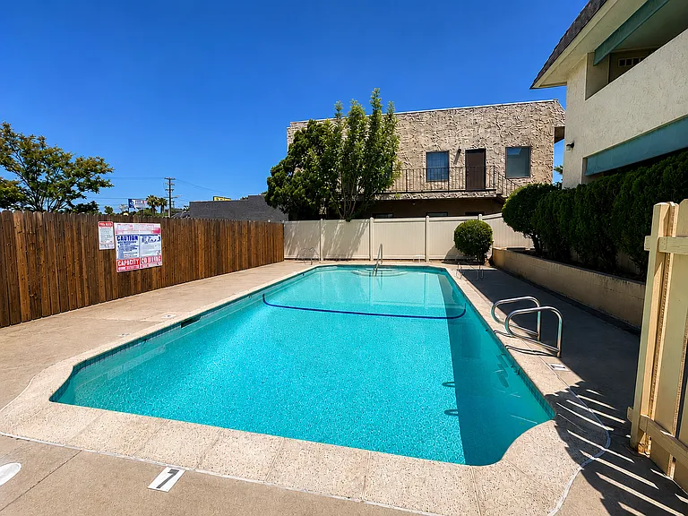 Mesa Manor Apartments — Photo 3