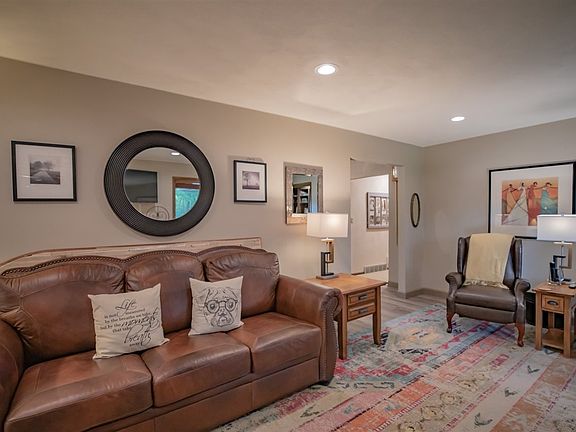 5th image of 884 Brookfield Ln