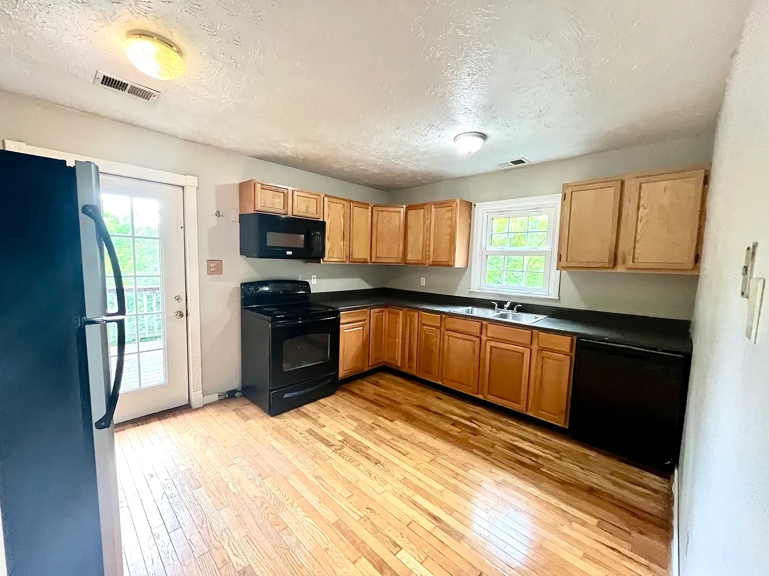 5 bed, 2322 sqft, $1,998 — Photo 1