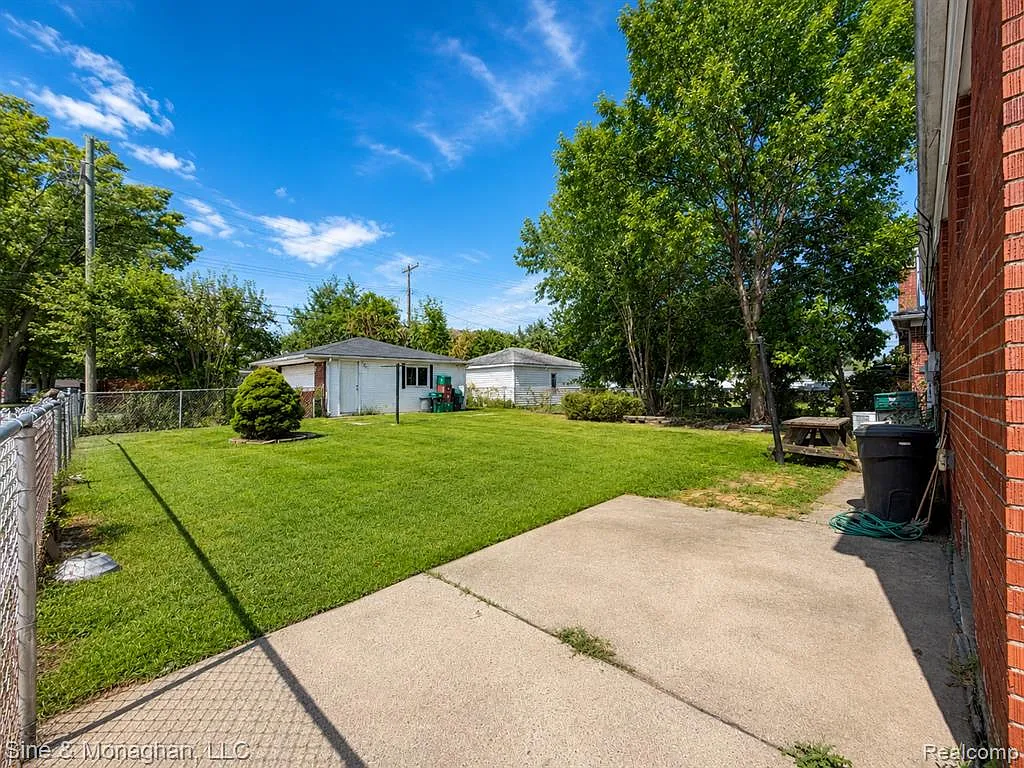 3 bed, 1.5 bath, 1352 sqft, $1,700 — Photo 3