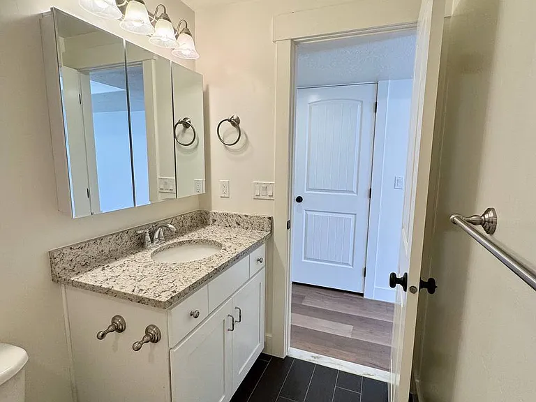 698 S Lake View Dr #B — Photo 16