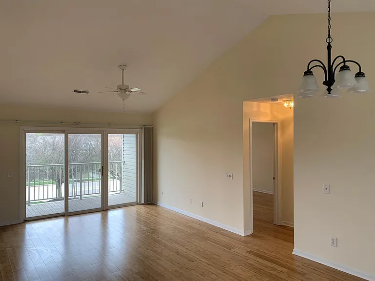 4612 Court Yard Dr — Photo 5