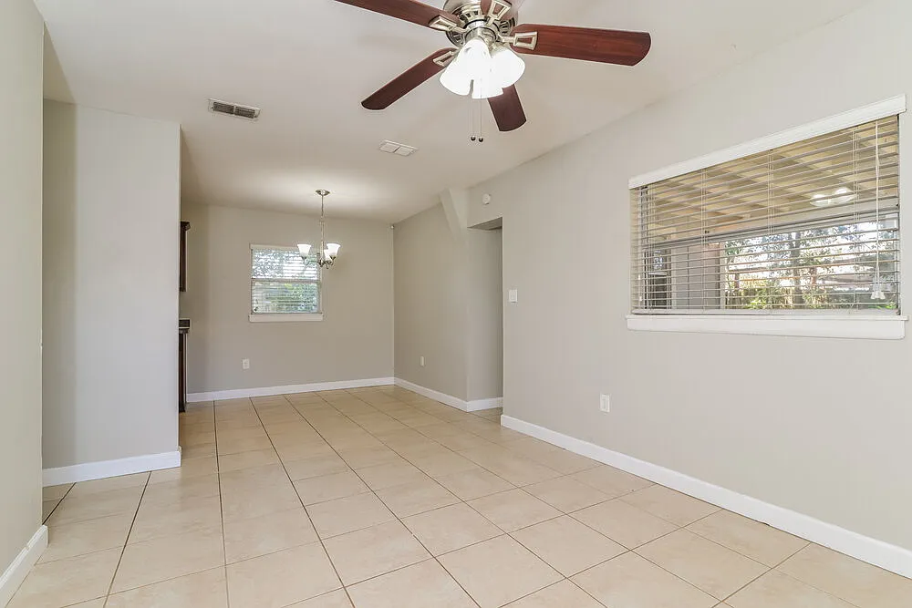 3 bed, 2.0 bath, 912 sqft, $1,915 — Photo 4