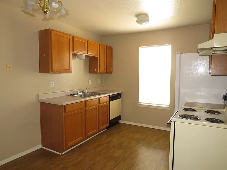 2014 Cedarhill Dr #D — Photo 3