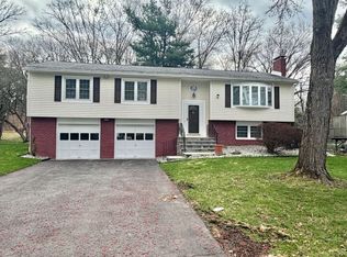 29 Carriage Hill Ln, Poughkeepsie, NY 12603