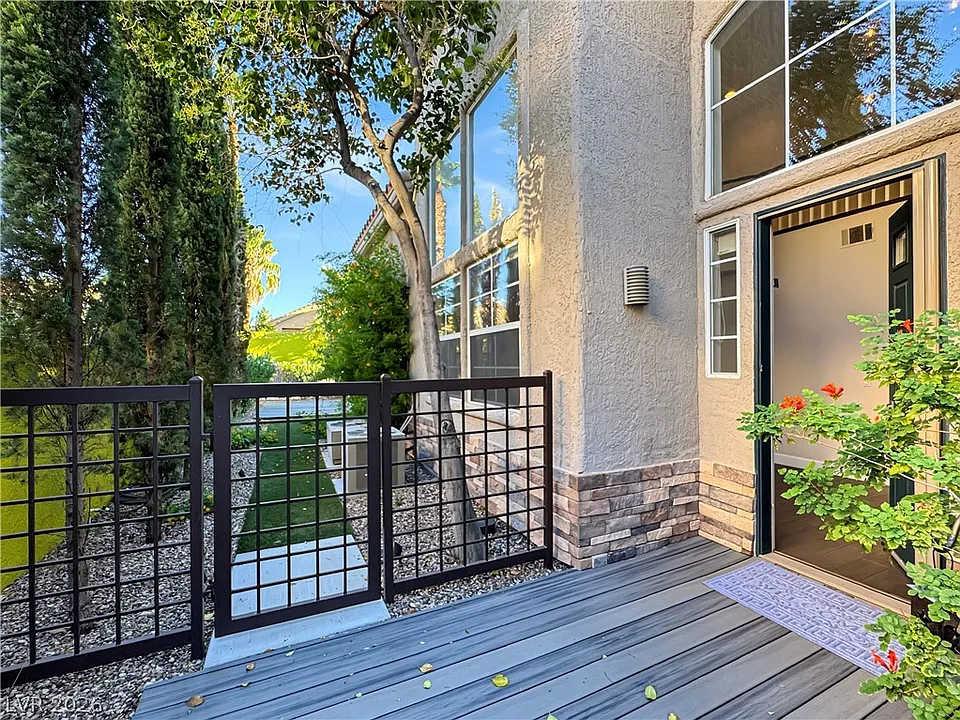 1352 Fox Acres Dr