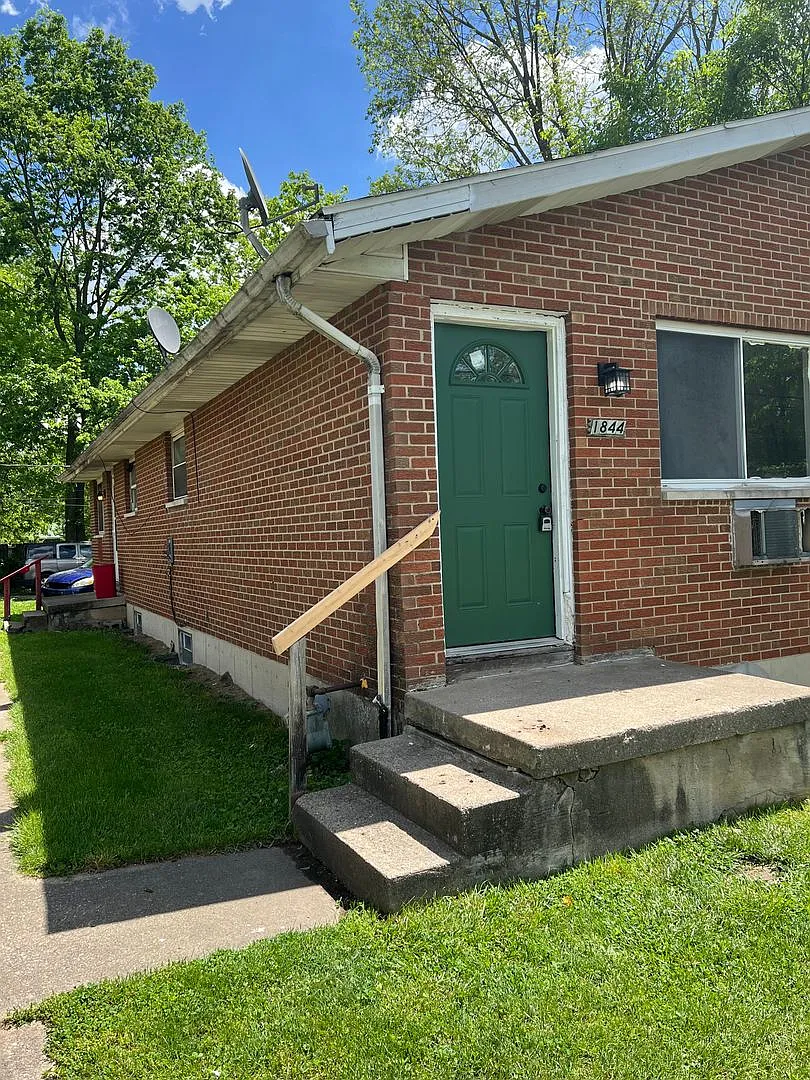 Building Photo - 1844 Hickorydale Dr