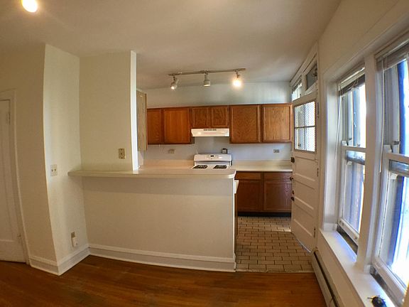 OAK CABINET ISLAND KITCHEN