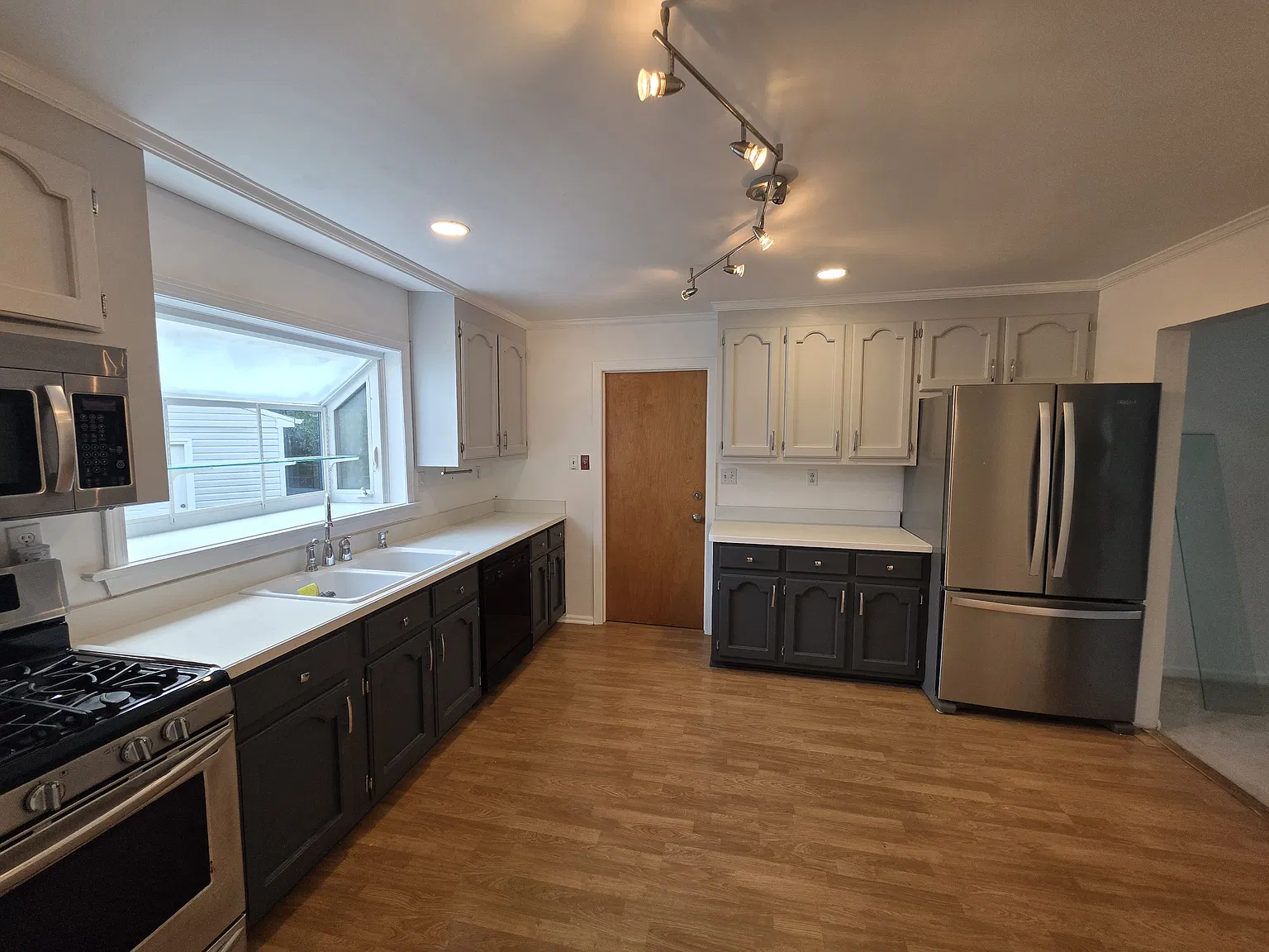 4 bed, 2296 sqft, $2,850 — Photo 3
