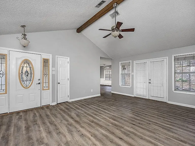 3 bed, 1710 sqft, $2,100 — Photo 2