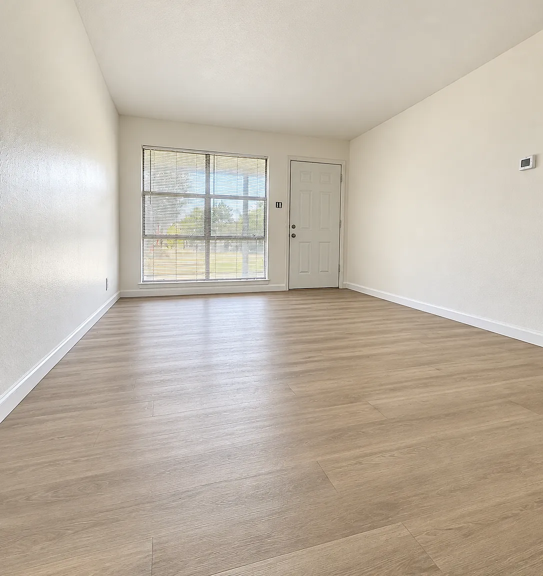 3 bed, 908 sqft, $1,900 — Photo 2