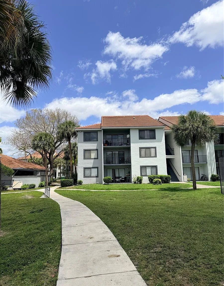 Visconti Condo — Photo 1