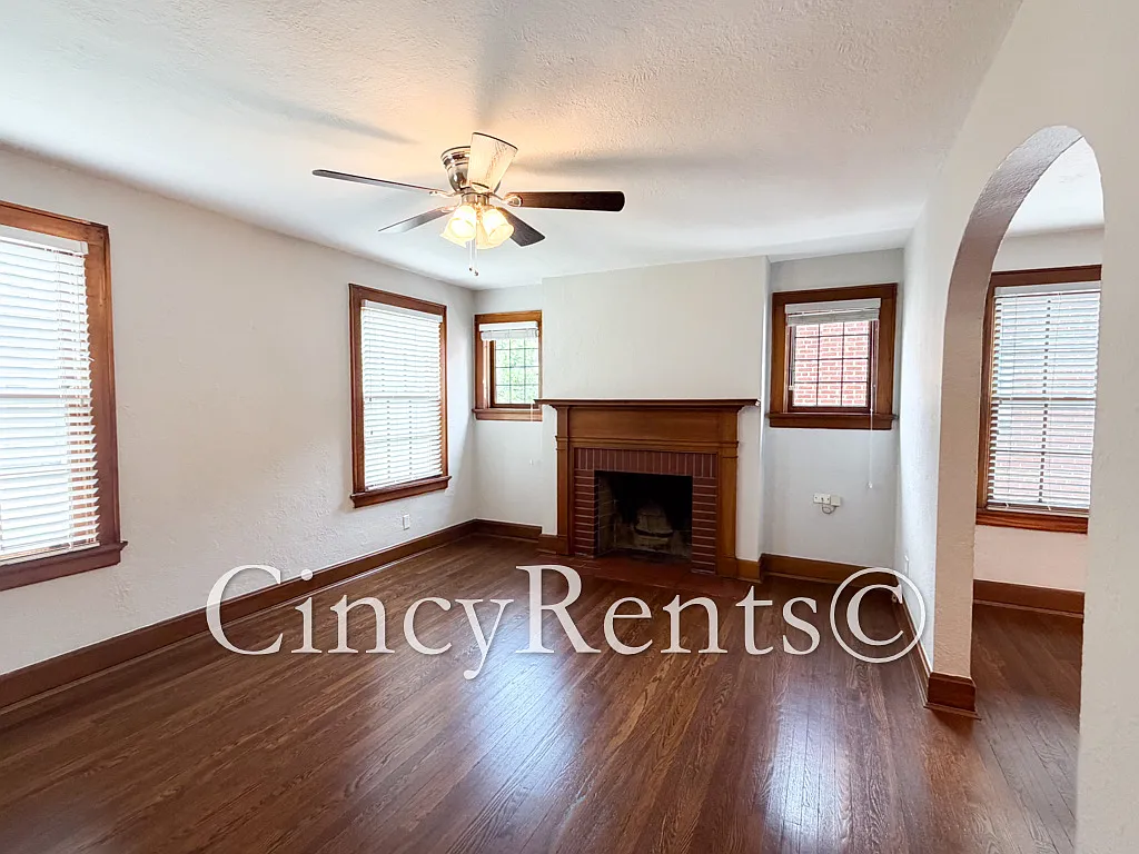 Beautiful 2 bedroom 1 bathroom Apartment Home -3434 Ault View Ave - Updated Kit and Bath- Hw Floo... — Photo 3