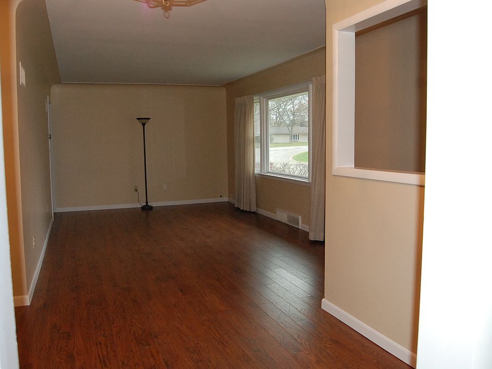 2nd image of 330 Schaffer Ct