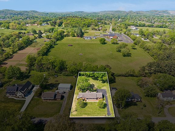 3rd image of 1002 Shannon Ln