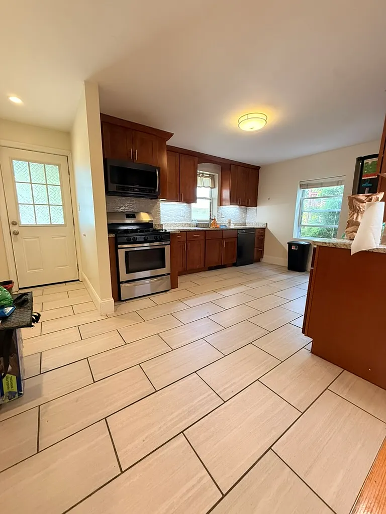 3 bed, 1000 sqft, $3,000 — Photo 1