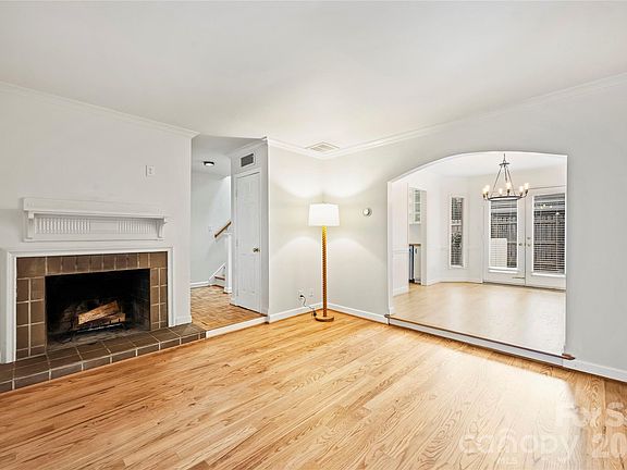 5th image of 2330 Roswell Ave APT G