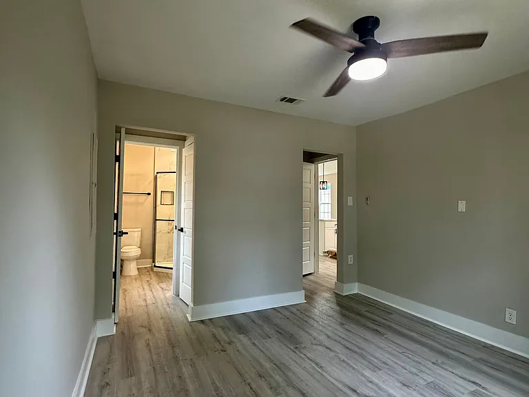 816 W 52nd St — Photo 3