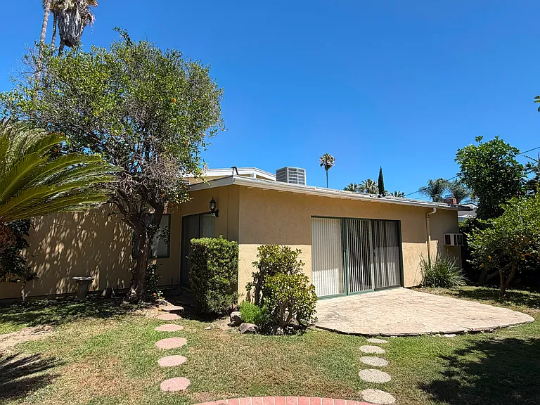 6903 Lasaine Ave — Photo 7