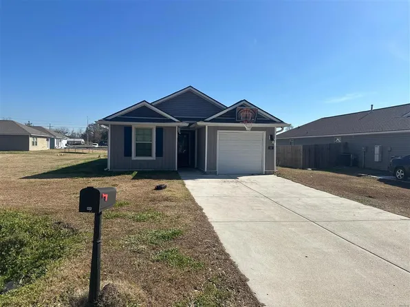 868 N 10th St, Port Allen, LA 70767