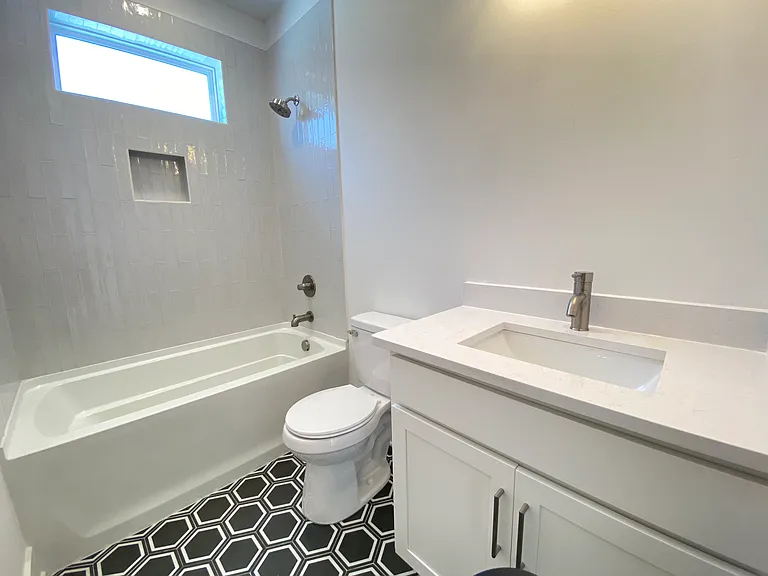 Upstairs Front Bedroom Bath
