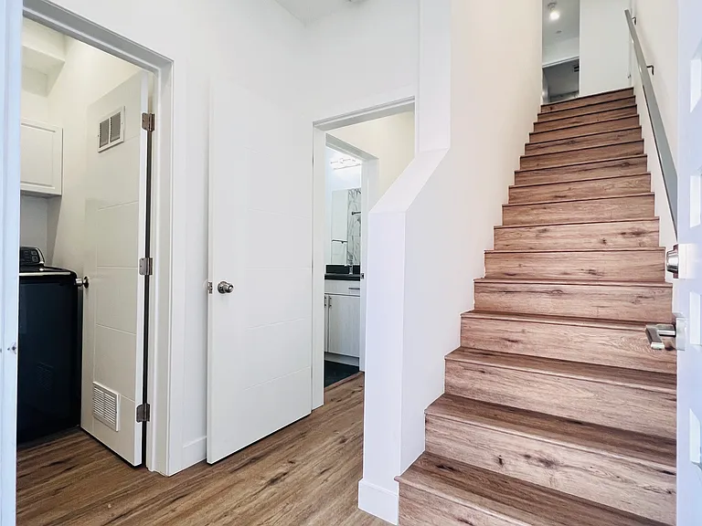 4572 Oakwood Ave — Photo 3