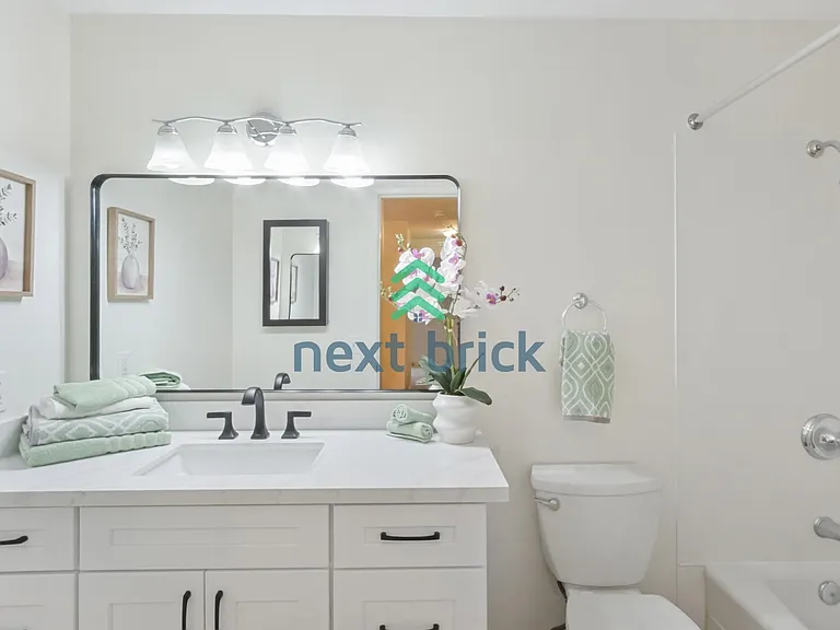 2104 Alki Ave SW #306 — Photo 2