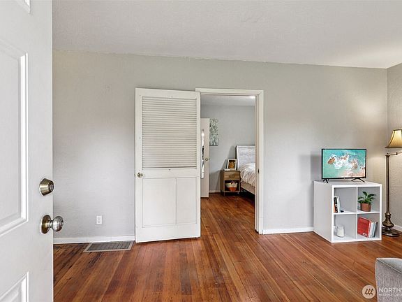 4th image of 1820 SE 6th Avenue