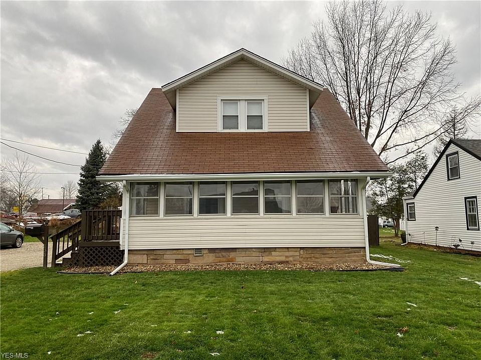 1st image of 135 Leonard Ave NW