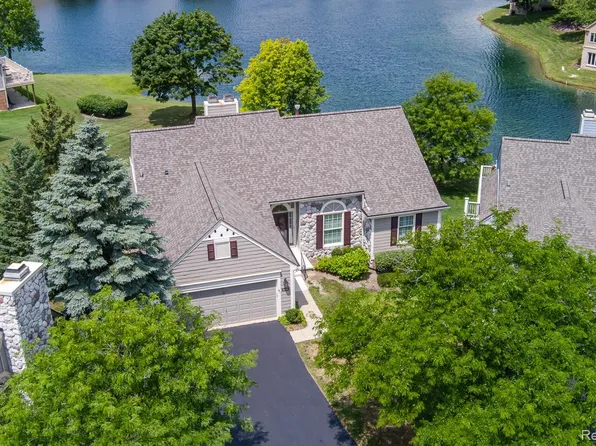 2446 Inglehill Point #300, Bloomfield Hills, MI 48304