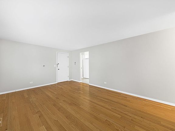 5th image of 5700 W Montrose Ave