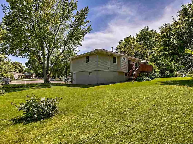 1901 Manor Ct — Photo 24