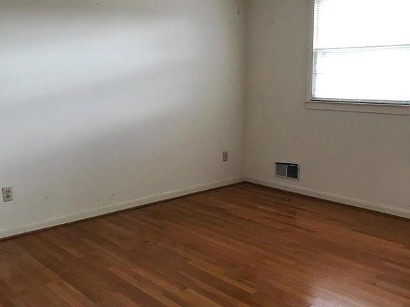 3rd image of 611 Frey St