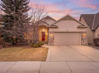 19 E Discovery Ridge Cv SW, Calgary, AB T3H 4Y1